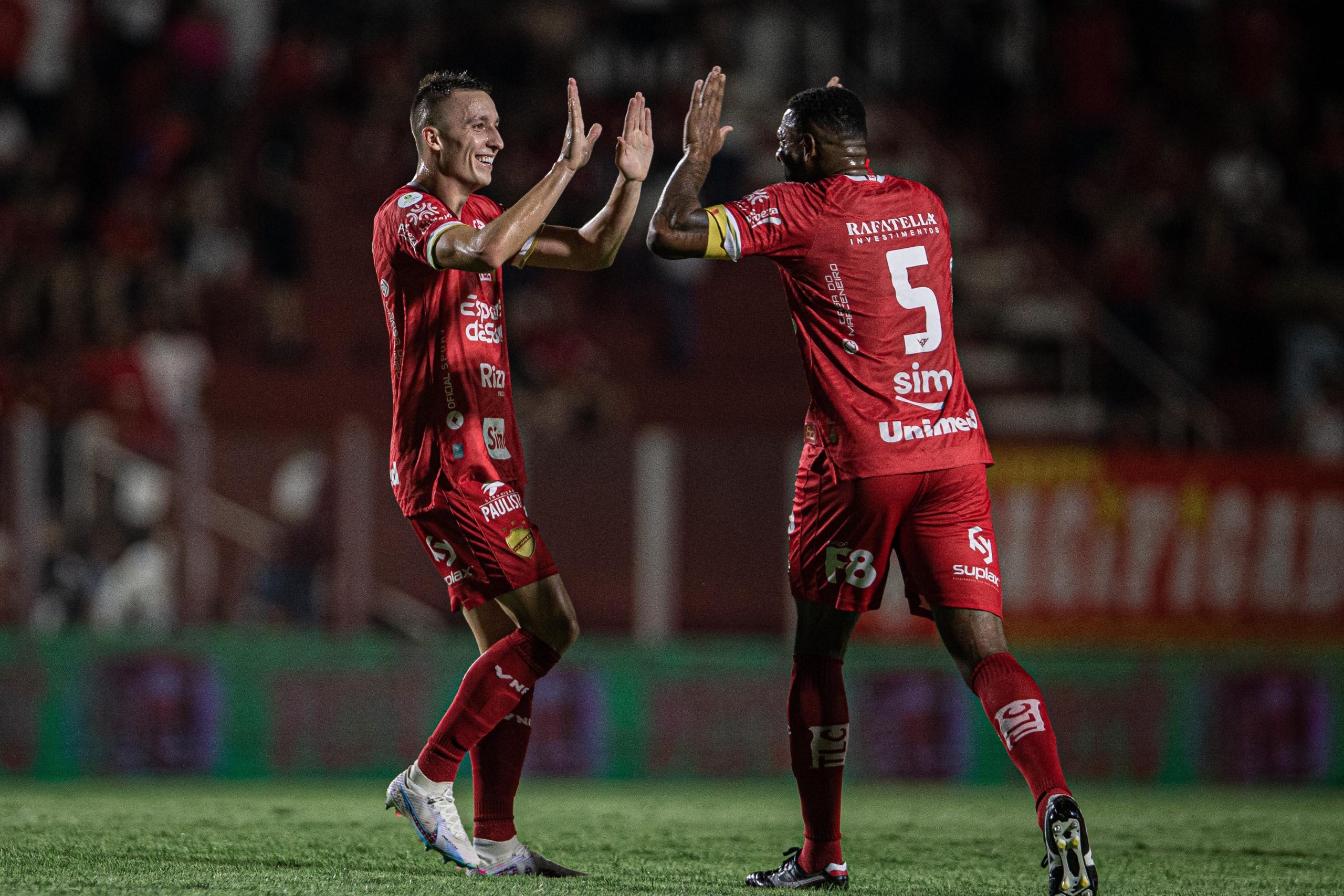 Em jogo agitado e com polêmicas, Vila Nova vence Botafogo-SP e ainda sonha  com acesso - Esporte Goiano